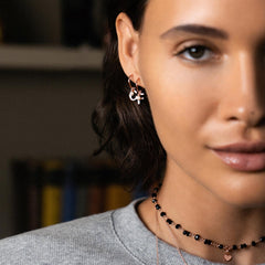 MONO-ORECCHINO CERCHIETTO LETTERA E Perlina OR LETPE D1 D