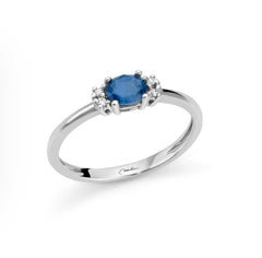 + Anello con zaffiro blu ovale e diamanti in oro bianco 375