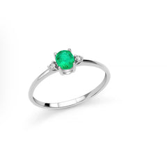 Anello con smeraldo ovale affiancato da diamanti in oro bianco