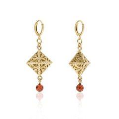 Orecchini pendenti con pietre rosse